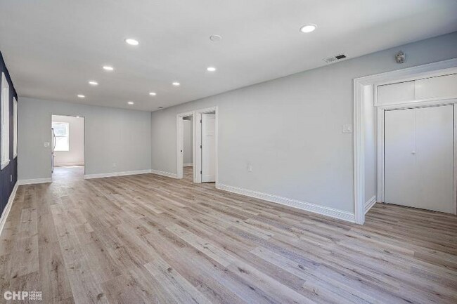 Building Photo - 3810 N Troy St