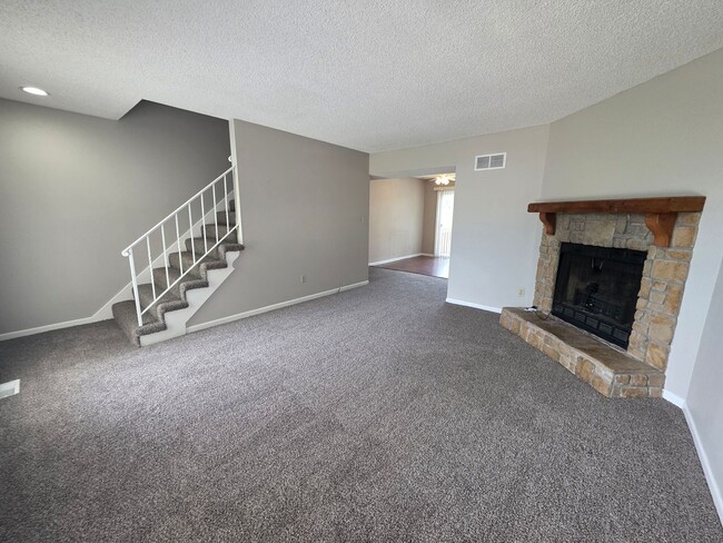 Building Photo - Spacious 2 Bedroom Quadplex with Garage