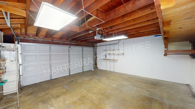 Building Photo - Large 3 Bedroom Townhome!
