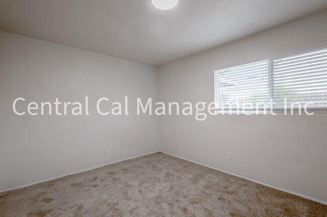 Building Photo - 2000-2004 Bank St