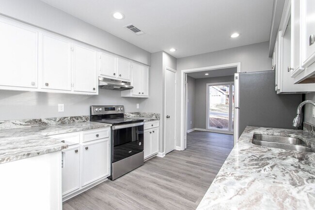 Building Photo - 20 Laver Cir