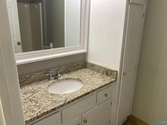 Building Photo - 208 Shadowbrook Ln NE