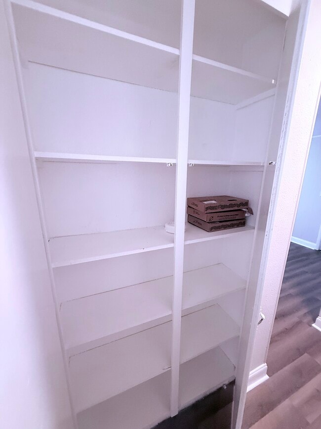 Building Photo - 811 S Lone Oak Dr