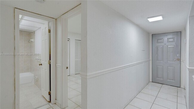 Building Photo - 10000 NW 80th Ct