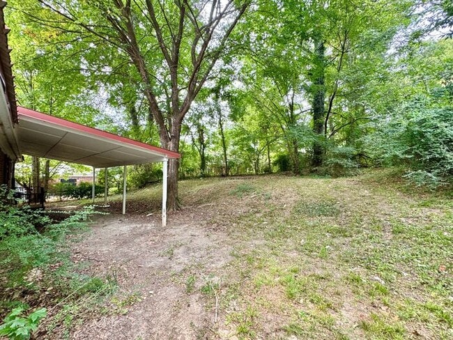 Building Photo - 2050 Sharon Ln