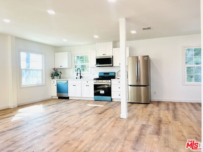 Building Photo - 938 W Glenoaks Blvd
