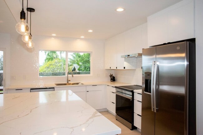 Building Photo - Beautifully Appointed Fully Furnished 4 bedroom/3 bathroom Kuau BayView House w/ Ocean views