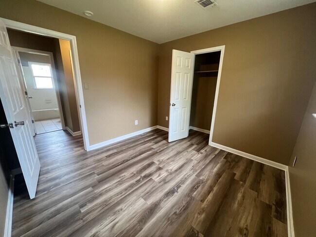 Building Photo - 3 bedroom 1 bathroom single level home