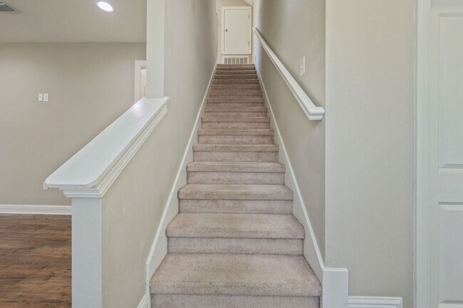 Building Photo - Modern 4-Bedroom Home with Designer Touches in the Heart of Niceville
