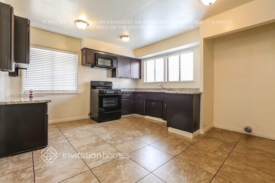 Building Photo - 15040 Valerio St