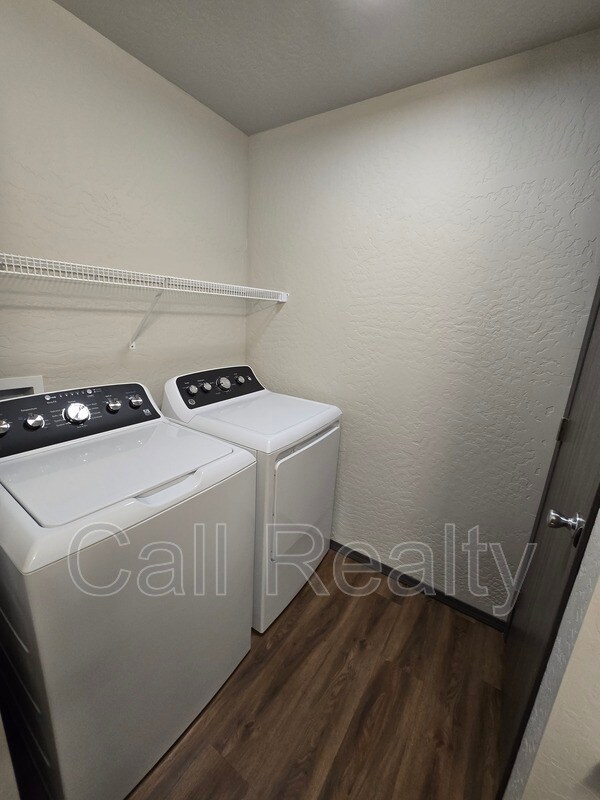 Building Photo - 308 S Clinton Ln