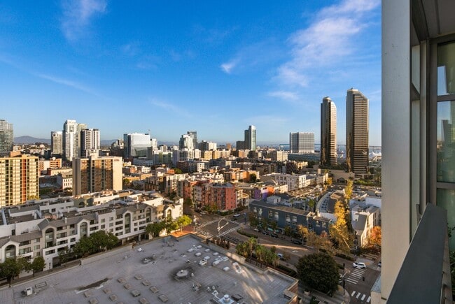 Building Photo - Luxurious 17th-Floor Renaissance Condo with Stunning City Views