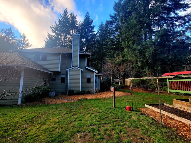 Building Photo - Stunning 4bd centrally located in desirable Ridgetop area