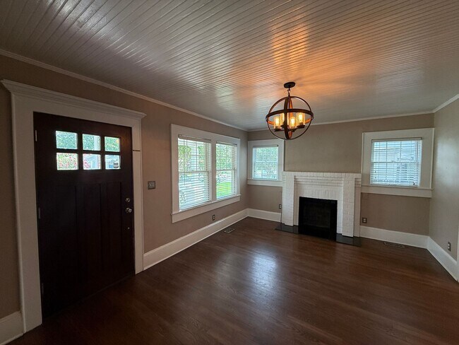 Building Photo - Gorgeous 4 Bed, 3 Bath Haymount Home