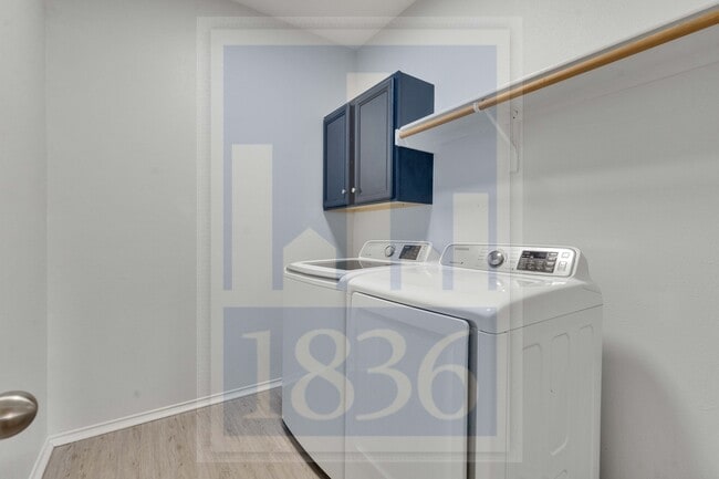 Building Photo - 1204 Thackeray Ln