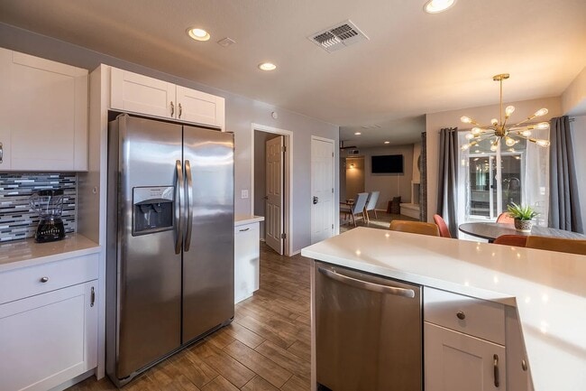 Building Photo - 709 W Vaughn St