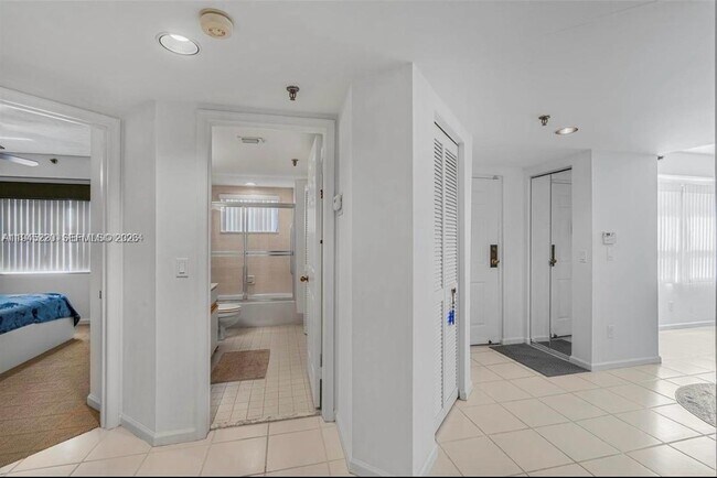 Building Photo - 7507 La Paz Blvd