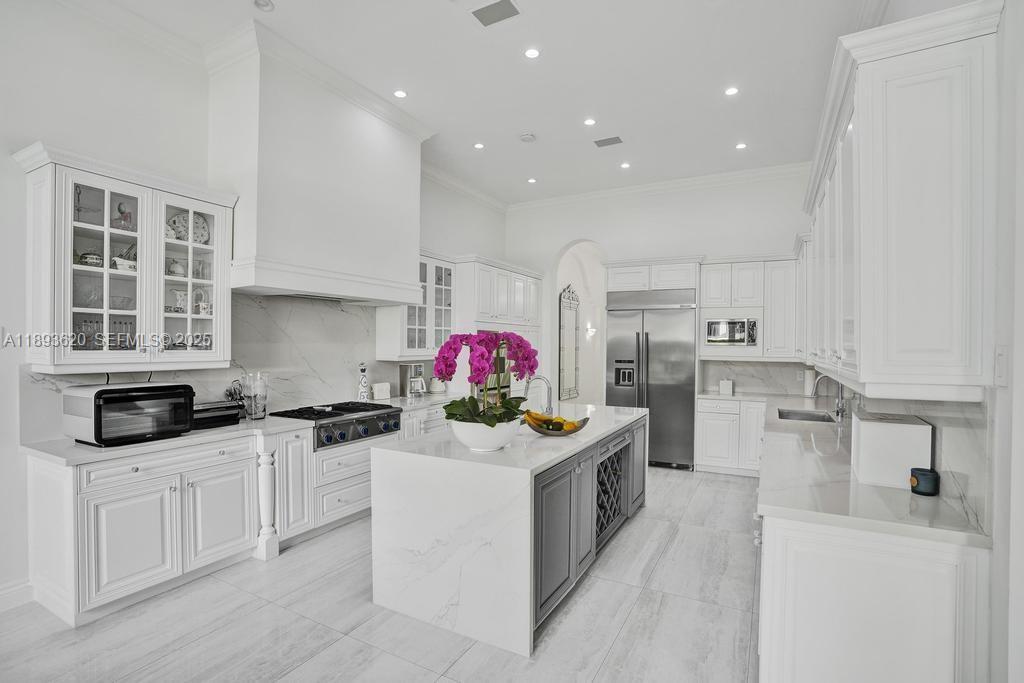 Building Photo - 17001 Collins Ave