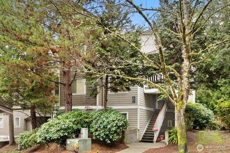 Building Photo - Beautiful 3 Bedroom 2 Bath Condo Newport Way Issaquah