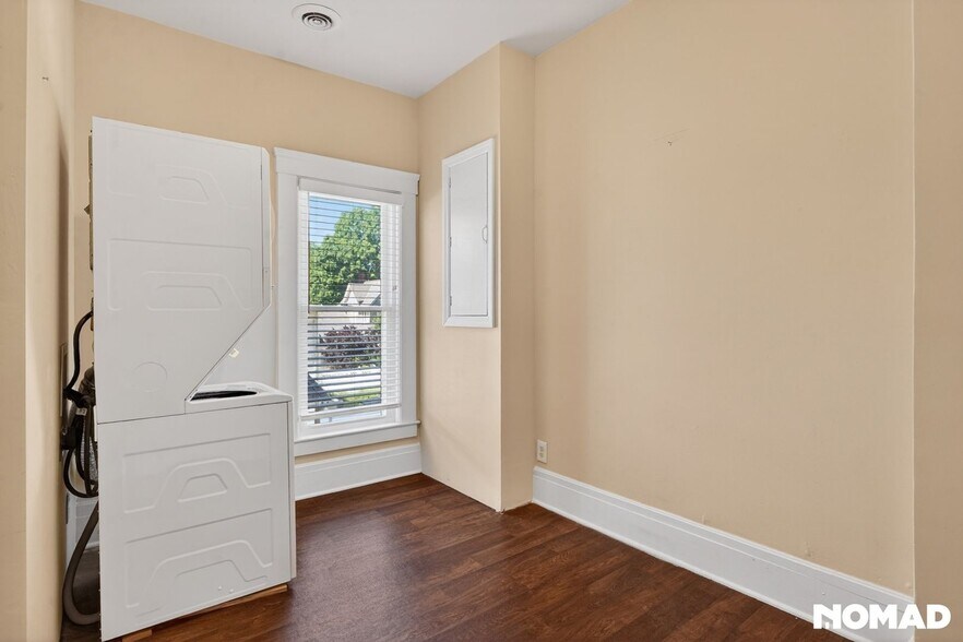 Building Photo - 1855 W 58th St
