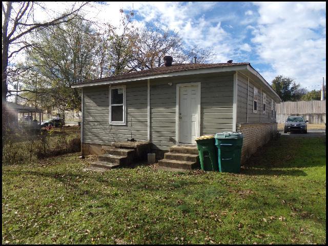 Building Photo - 2323 S Spring St