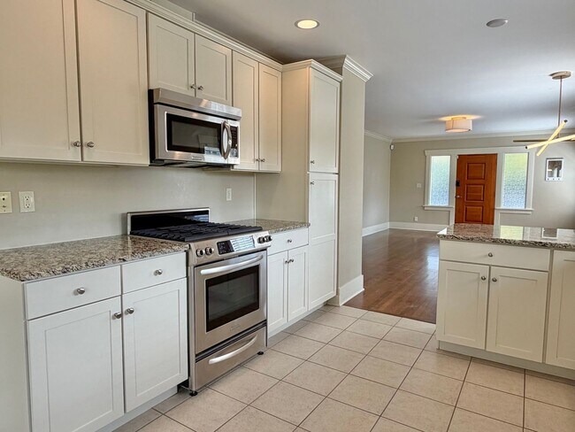 Building Photo - Charming Phinney Ridge Retreat - Spacious 3 Bedroom Home w/Fenced Yard & Garage! AVAILABLE NOW!