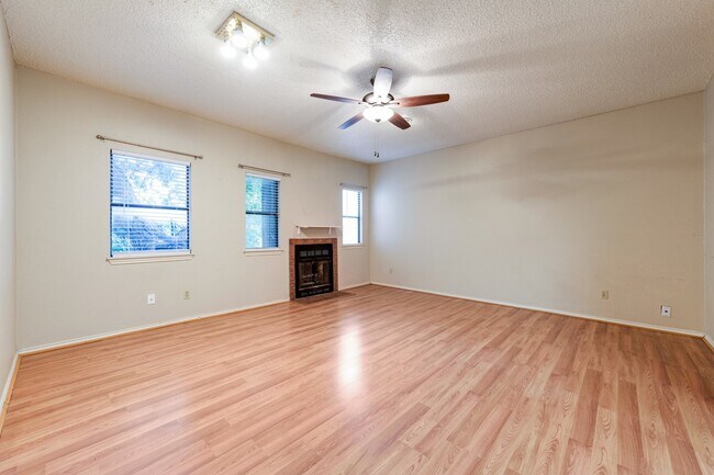 Building Photo - UT PRE-LEASE: 2 BR / 2 BA West Campus Condo - Walk to Campus - Newly Remodeled Kitchen