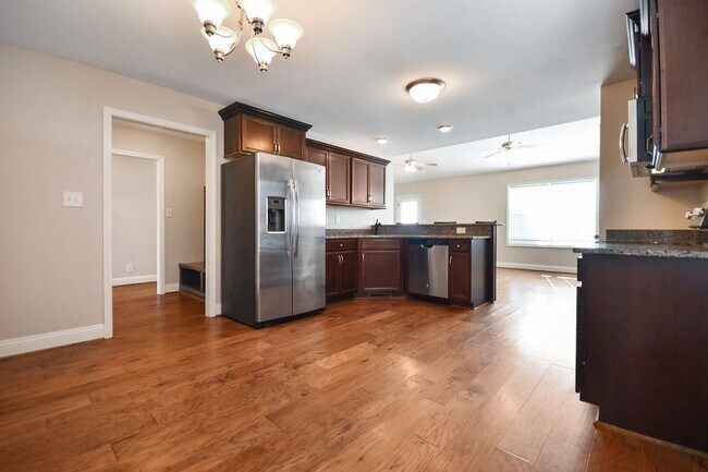 Building Photo - Pet Friendly Three Bedroom!