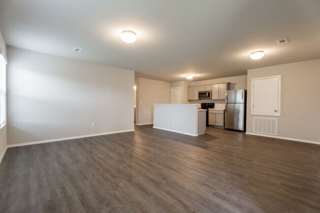 Building Photo - 3-bedroom 2 bath Duplex in Lincoln!! Newly Fenced Yard!