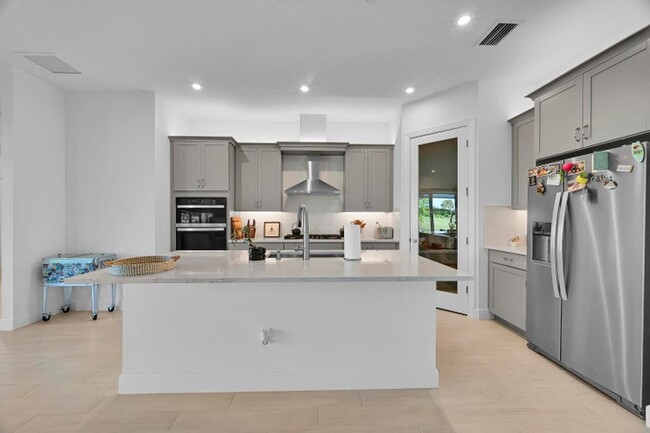 Building Photo - 14185 SW Daphne St