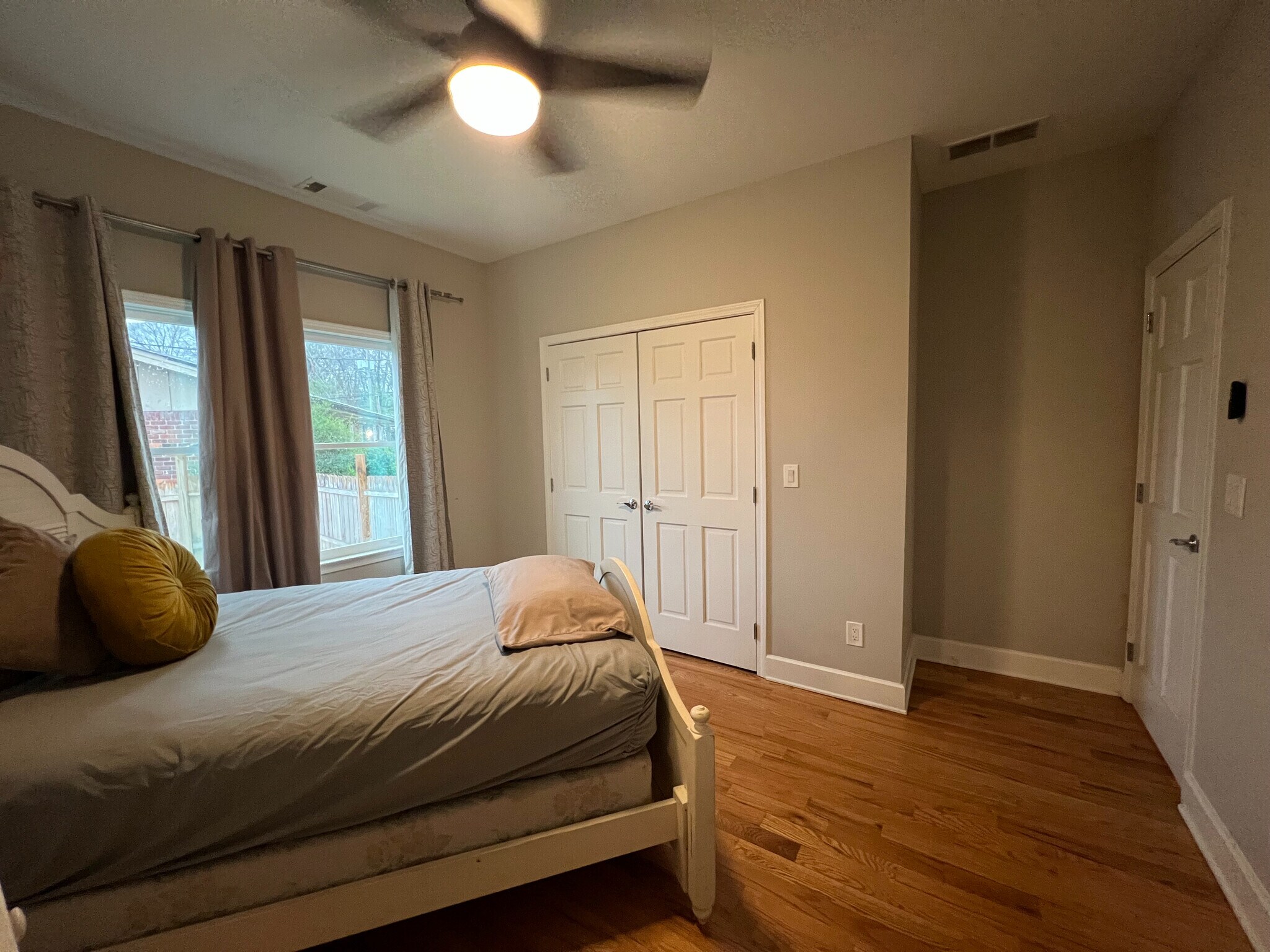 Building Photo - Room in House on Holland Ct