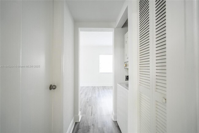 Building Photo - 1011 Bay Dr