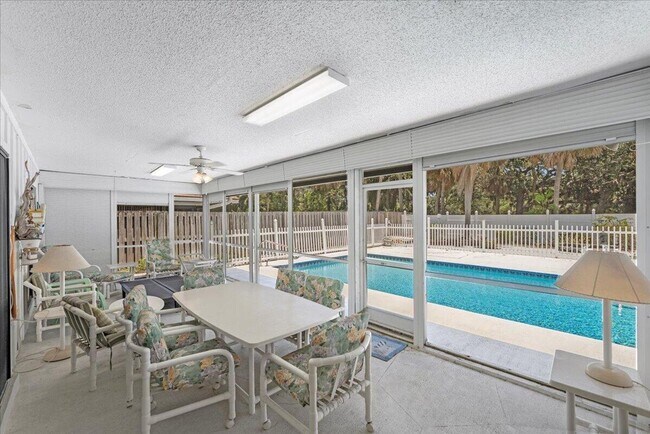 Building Photo - 901 Sandy Oaks Dr