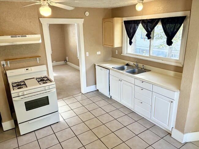 Building Photo - 266 S 900 W