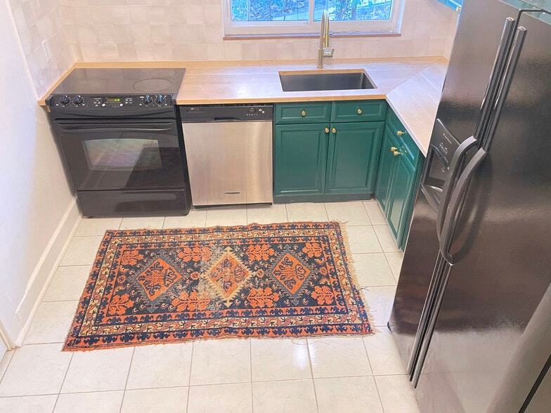 Built-in oven and dishwasher in a beautiful and modern kitchen - 1211 Isis Ave