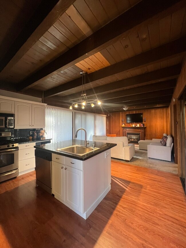 Building Photo - 860 Gardner St