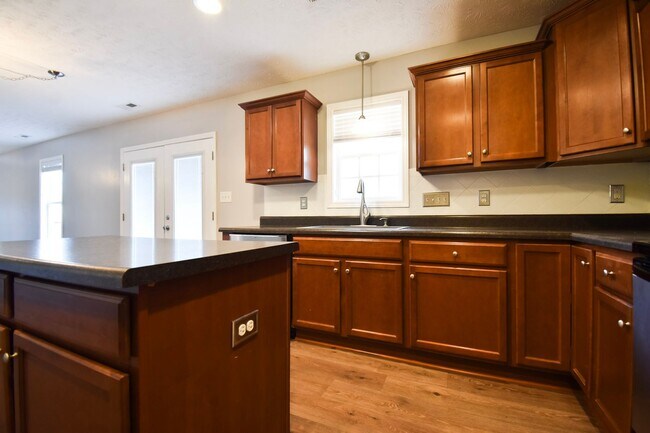 Building Photo - 4 bedroom, 2.5 bathroom Home!