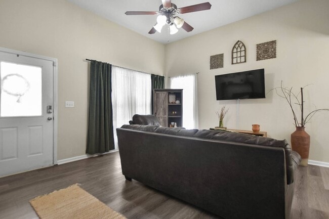 Building Photo - Pet Friendly Three Bedroom!