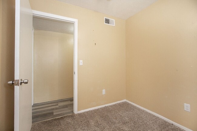 Building Photo - 3 Bedroom/1 bath Single House!!