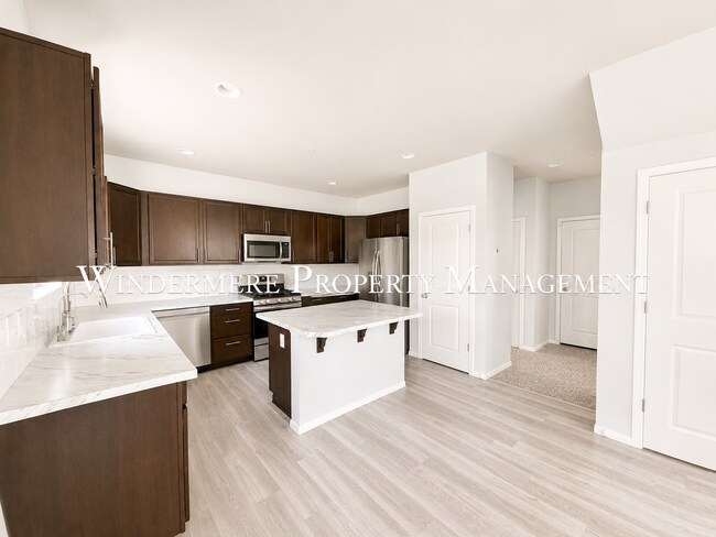 Building Photo - Bright and spacious home close to ferries, PSNS and recreational activities!
