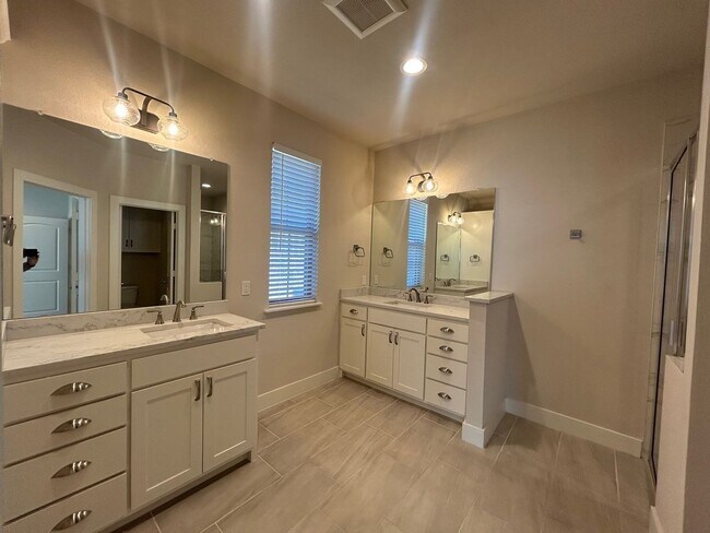 Building Photo - Amazing 3 Bedroom Midway Home