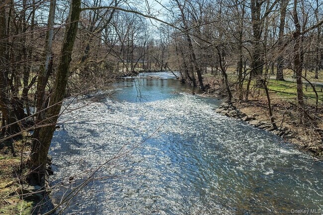 Building Photo - 26 Pondfield Rd