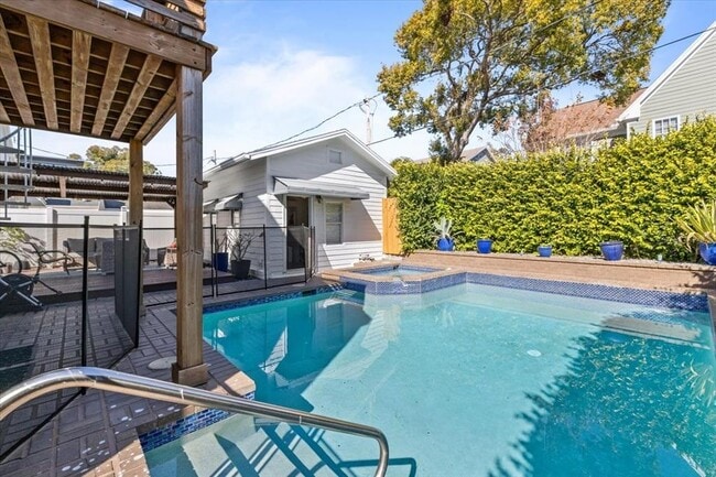 Building Photo - 2903 W Bay Ct Ave