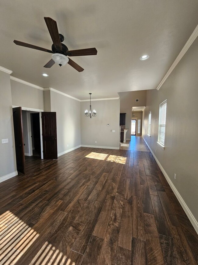 Building Photo - (2) Bed/(2.5) Bath Townhome in Gated Commu...