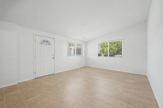 Building Photo - 10606 W Oakmont Dr