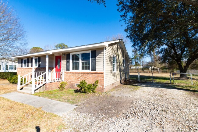 Building Photo - ADORABLE Home