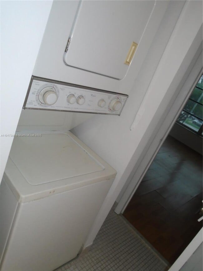 Building Photo - 4174 Inverrary Dr