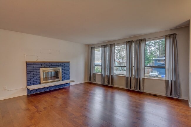 Building Photo - Spacious 4-Bedroom Home with Modern Upgrad...