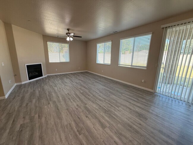 Building Photo - 3-Bedroom in the Desirable University Park Gated Community with solar!