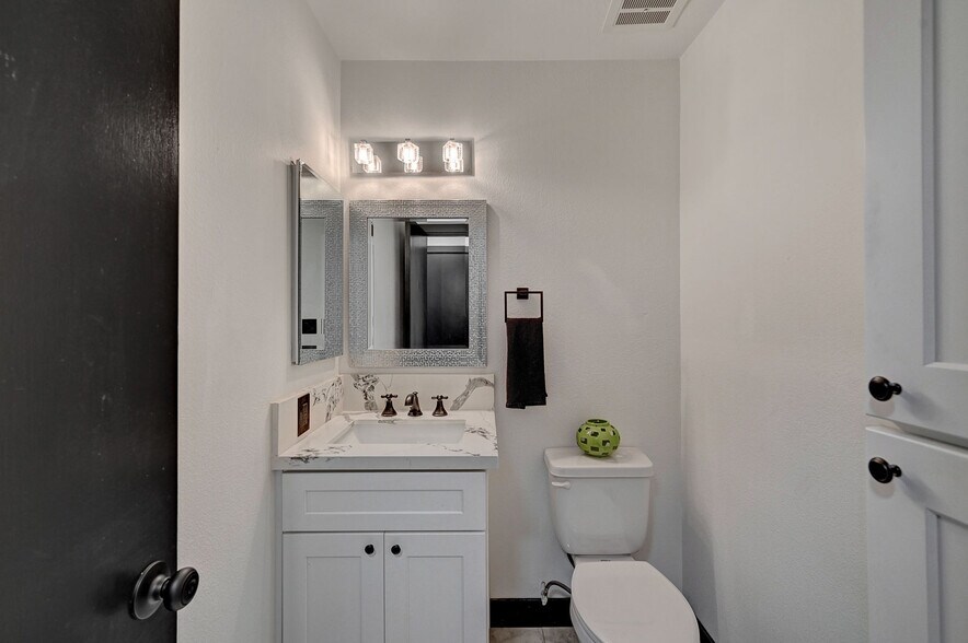 Building Photo - 573 Greenbriar Townhouse Way